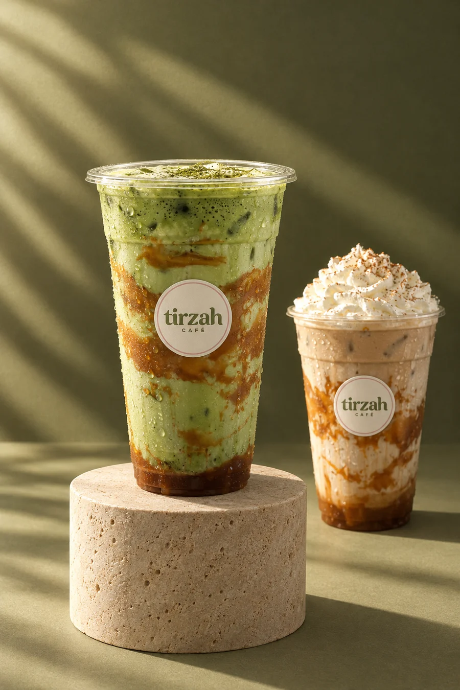 Matcha glacé au caramel et latte gourmand, dans des gobelets Tirzah, baignés de lumière