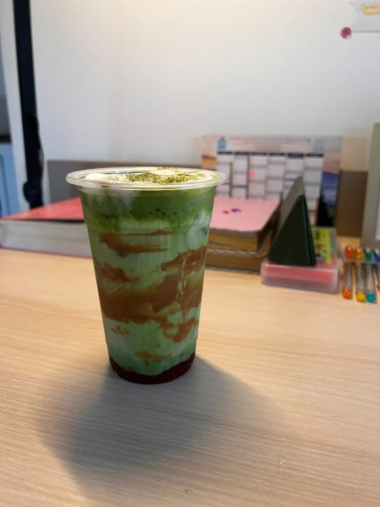 Le matcha original Tirzah, photographié sur une table